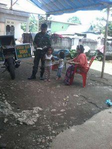 Saat Babinsa Desa Tompobulu Koramil 1422-01/Balocci, Kabupaten Pangkep, Sulawesi Selatan, Sersan Dua Arifuddin 'menjajakan' buku