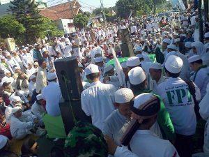 Massa FPI saat menghadiri Milad FPI ke-18 yang bertepatan 17 Agustus 2016 kemarin