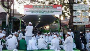 Tampak dari belakang para tokoh FPI menyampaikan orasi di Milad ke-18 kemarin