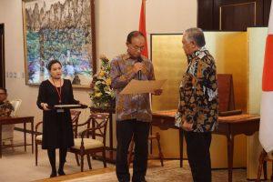 Saat Din Syamsuddin menerima penghargaan dari Jepang