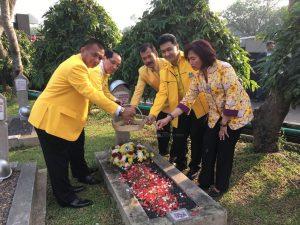 Sekretaris Dewan Pakar Partai Golkar Firman Soebagyo dan Anggota Komisi X dari Fraksi Golkar DPR RI Achmad Noor saat berziarah ke makam pahlawan Kalibata, Jakarta