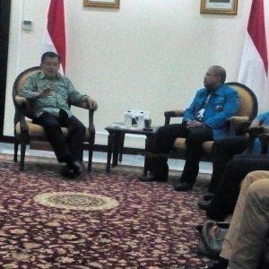 Muhammad Rifai Darus saat menggelar rapat dengan Menteri Pemuda dan Olahraga 