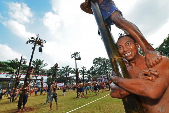  Ayo Hadiri Pesta Rakyat di DPR, dari Panjat Pinang hingga Wayang Golek!