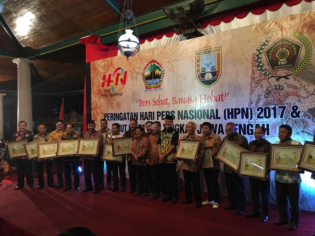  Gus Mus hingga Firman Soebagyo Terima PWI Jateng Award 2017