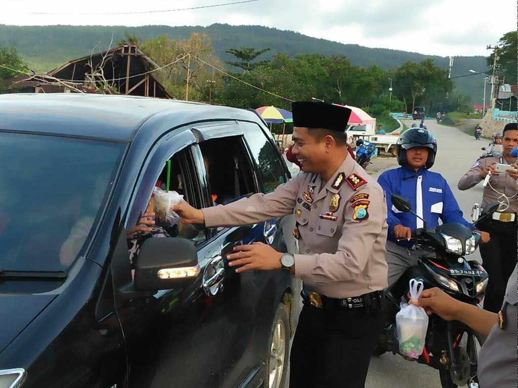  Polres Buton Berbagi Takjil Puasa di Jalan