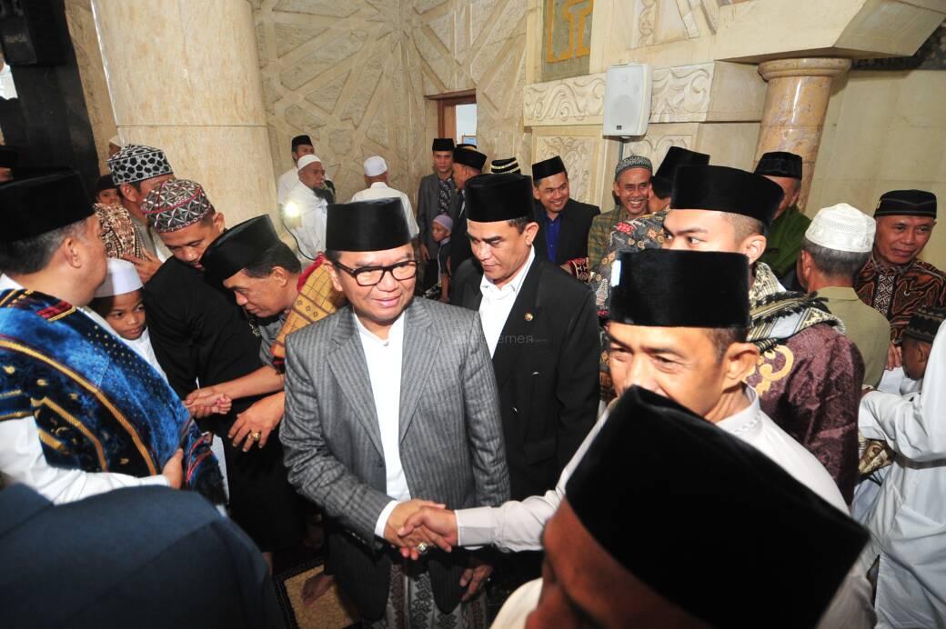  Wagub Agus Sholat Id di Masjid Raya Makassar, Katua MUI Sulsel KH Sanusi Baco Khotibnya