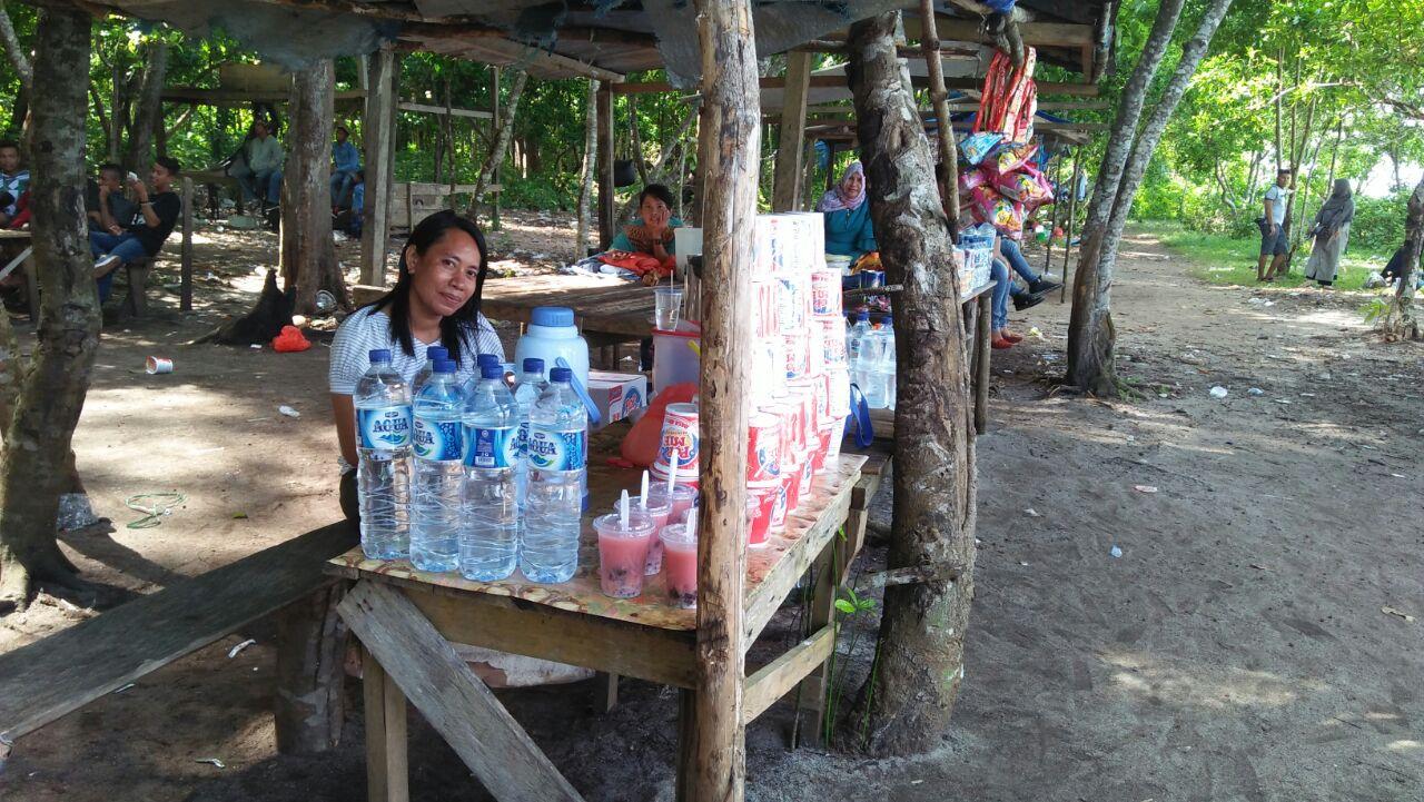  Padat Pengunjung, Penjual di Pantai Koguna Raup Keungtungan Hingga Jutaan Rupiah