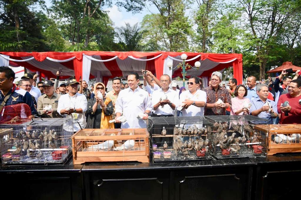  Bamsoet Buka Pameran dan Lomba Burung Berkicau di DPR