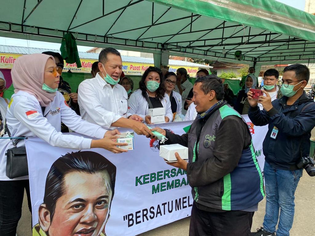  Bamsoet Bagikan Masker dan Hand Sanitizer ke Pengemudi Ojek Online