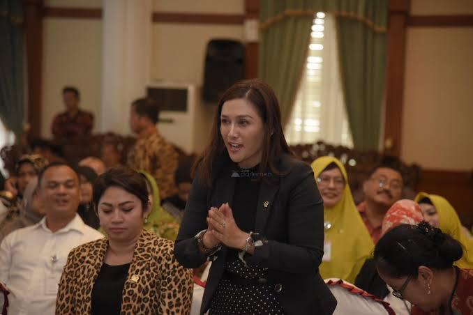  Maria Lestari Pertanyakan Rendahnya Pendapatan Negara dalam Ekspor Benur Lobster