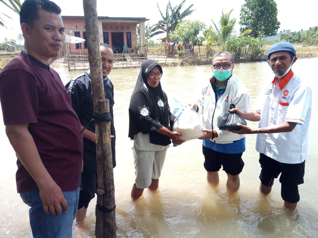  Hermanto Serahkan Sembako pada Korban Banjir di Pesisir Selatan