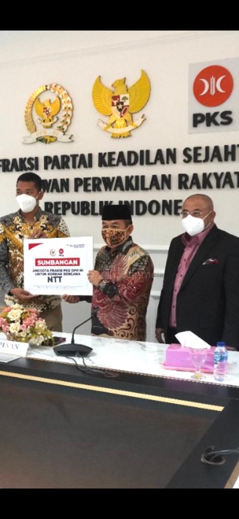  Fraksi PKS DPR Serahkan Bantuan Simbolis kepada Masyarakat Korban Bencana di NTT dan NTB