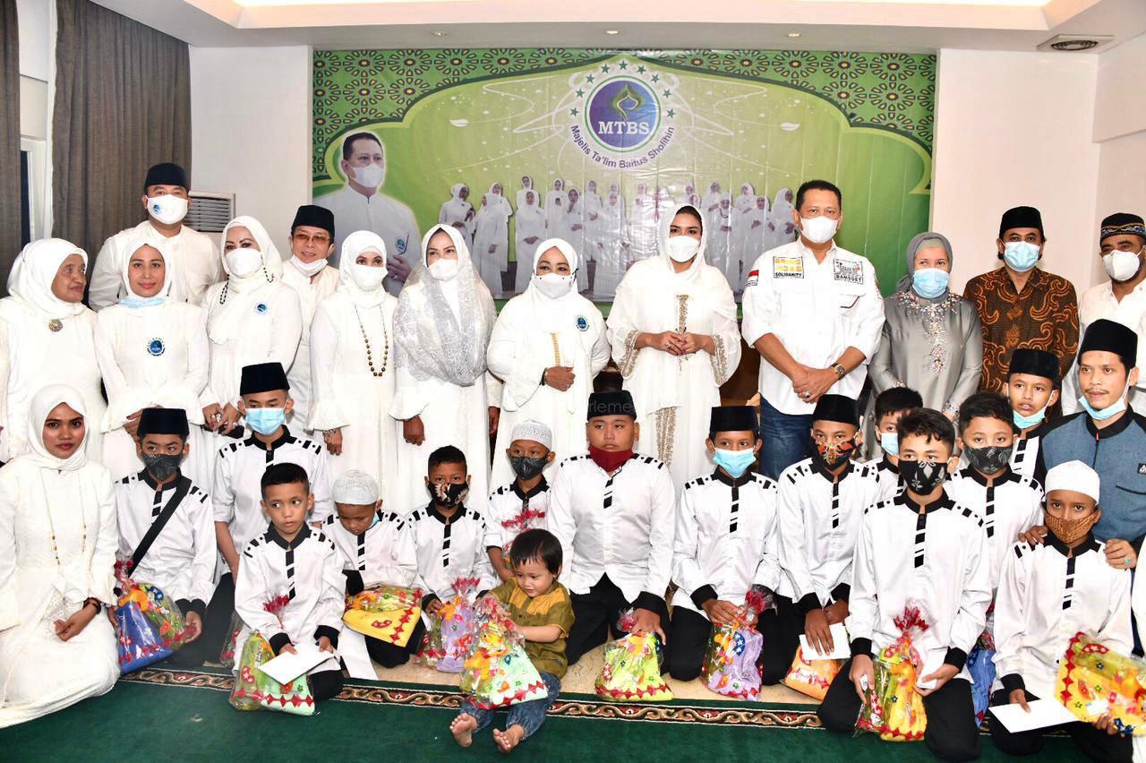  Bamsoet Bersama Majelis Ta’lim Baitus Solihon Berikan Santunan Anak Yatim