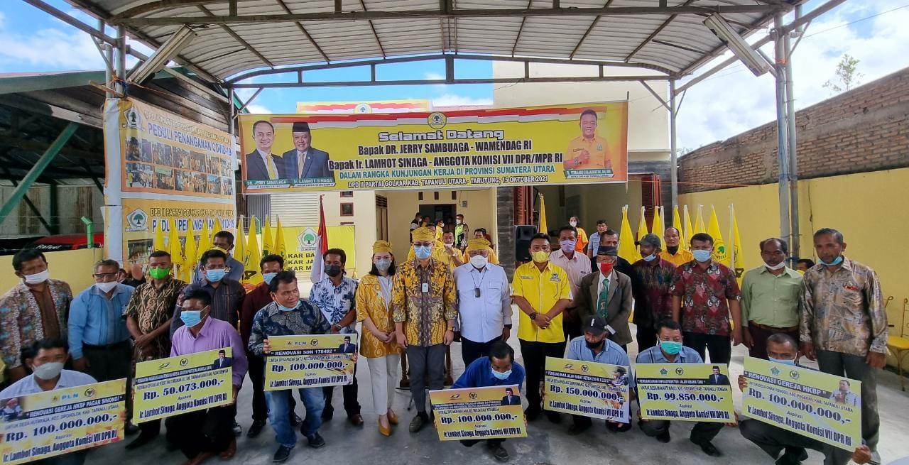  Lamhot Sinaga Bersama Jerry Sambuaga Antar Langsung Bantuan DPP Golkar ke Masyarakat Tapanuli Utara