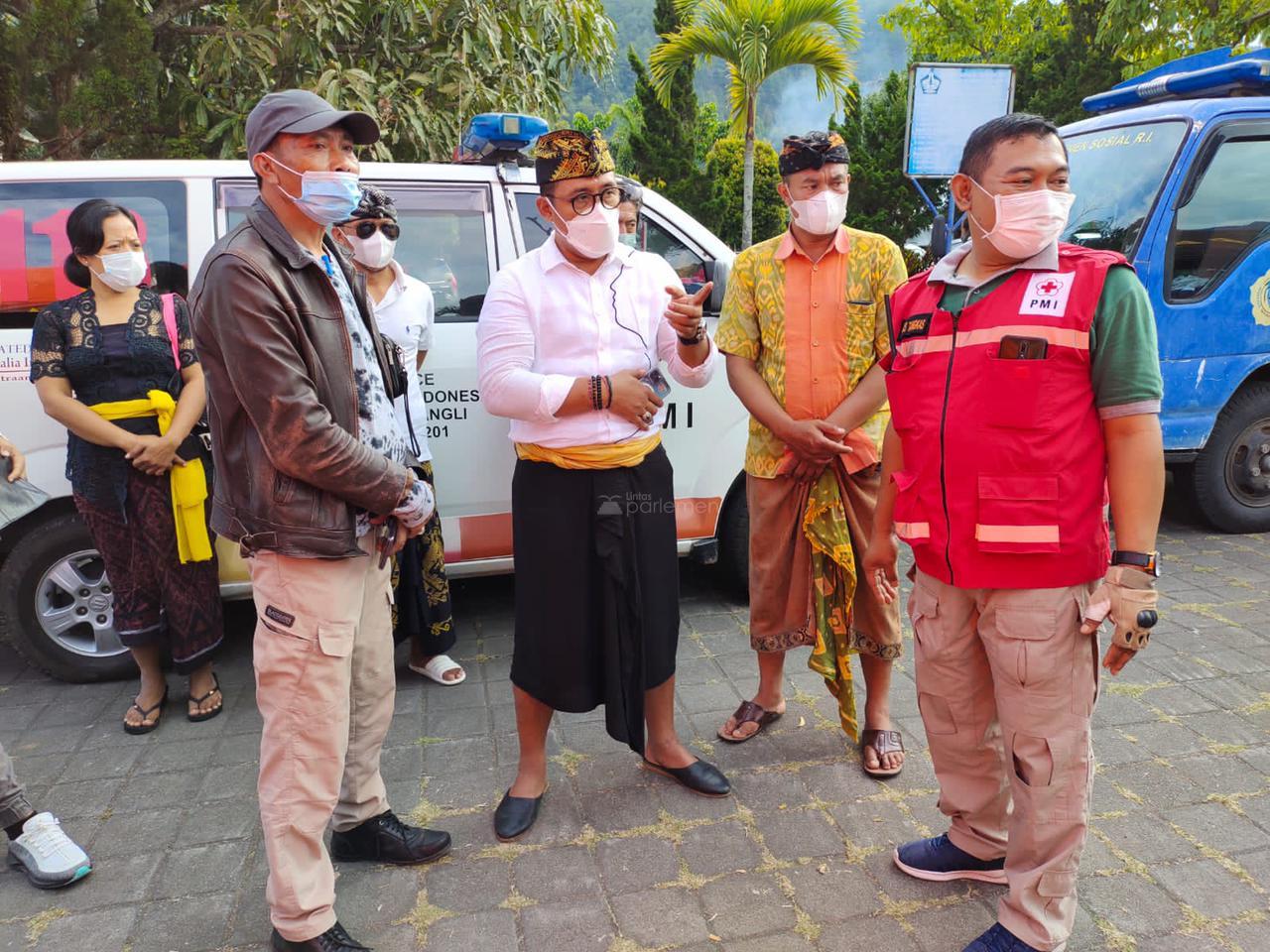  Tinjau Dampak Gempa, Gus Adhi Berikan Bantuan ke Korban Tanah Longsor