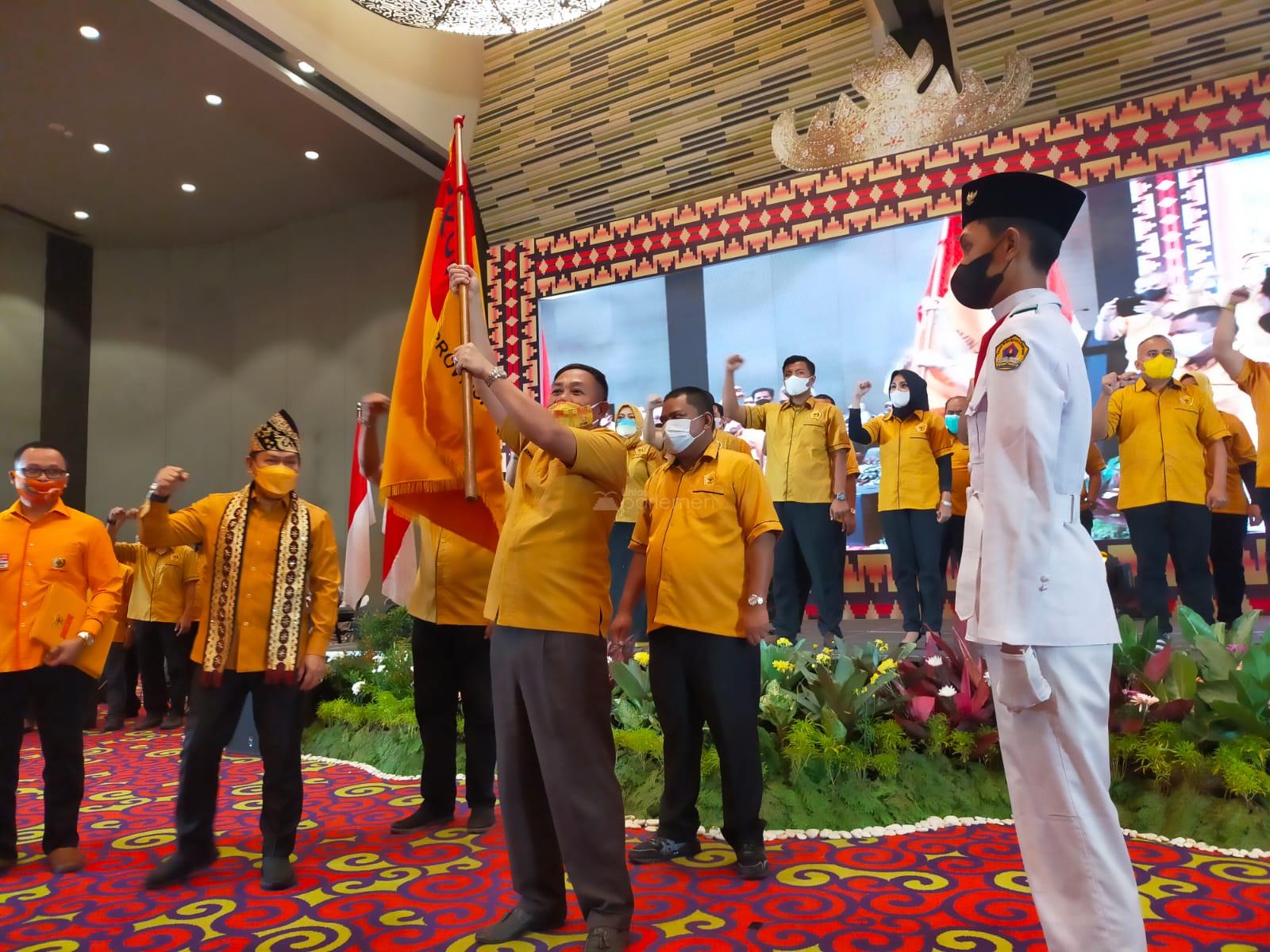  Selain Serahkan Bantuan UMKM dan Nakes, Adies Lantik Ormas MKGR Lampung