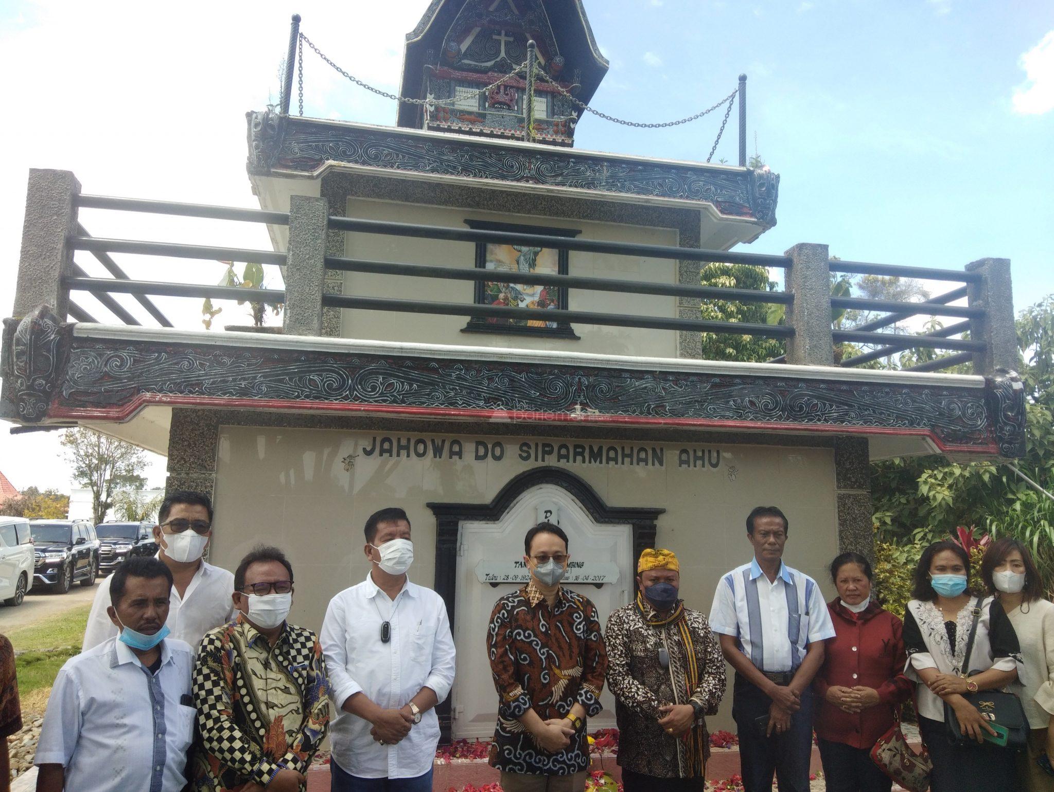  Sebelum Kunker, Lamhot Ziarahi Makam ke Dua Orang Tua di Humbang Hasundutan