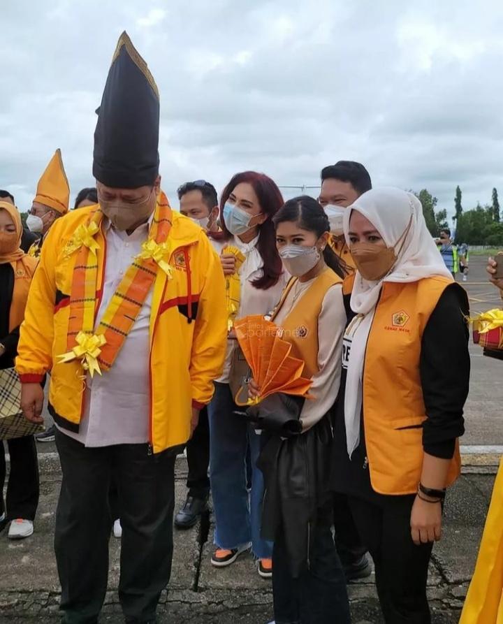  Usai Beri Bantuan UMKM, Airlangga Belajar Buat Pisang Ngepe