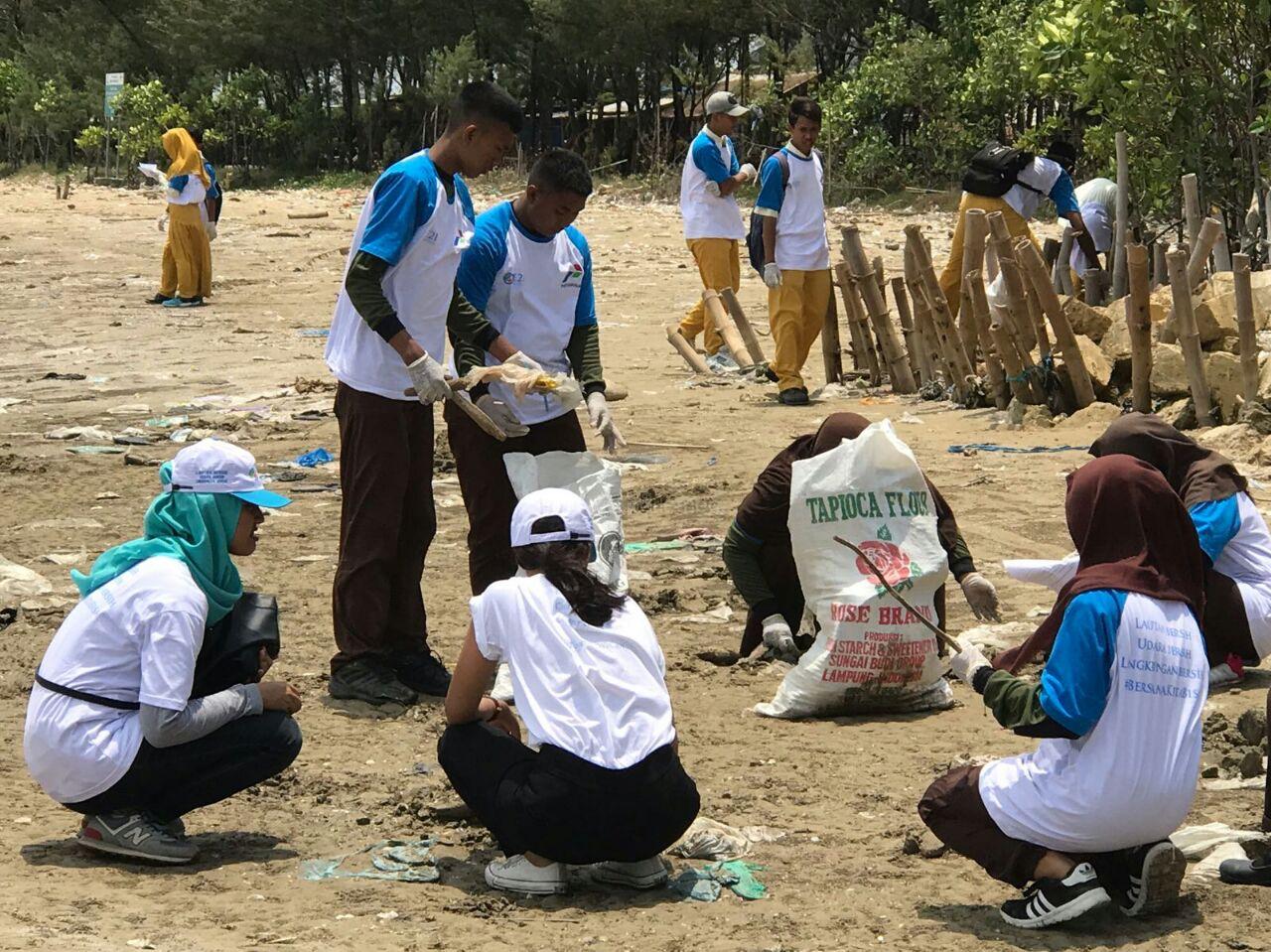  SWY dan IE2I Ajak Pelajar Aksi Pungut Sampah di Pantai