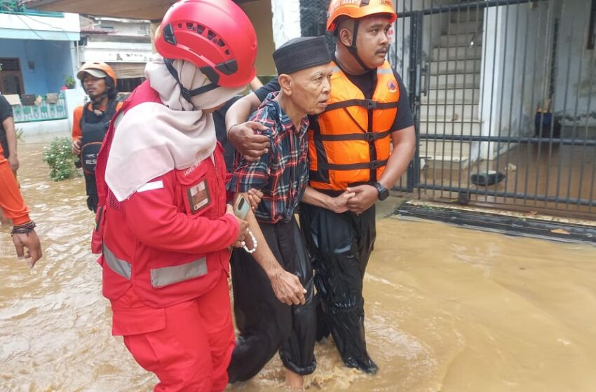  Banjir Landa Jakarta Timur, PMI Jaktim Kerahkan Relawan dan Salurkan Bantuan untuk Warga Terdampak